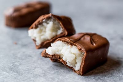 Σοκολατάκια γεμιστά με καρύδα | vita.gr
