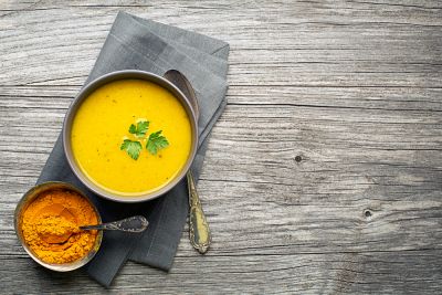 Θρεπτική σούπα λαχανικών με κουρκουμά | vita.gr