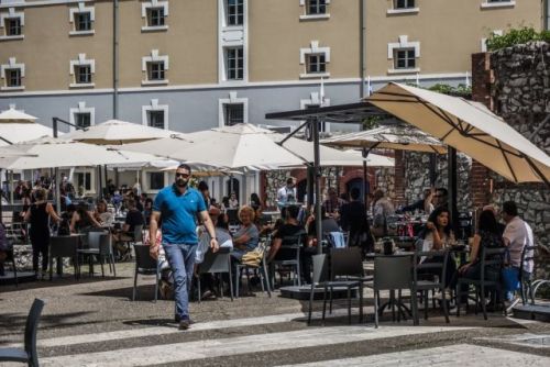 Κορωνοϊός: Τα κρούσματα ακόμα δεν έχουν κορυφωθεί – Τι λένε οι ειδικοί