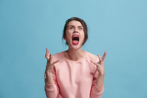 Φωνές: Πώς να τις σταματήσετε όταν θυμώνετε