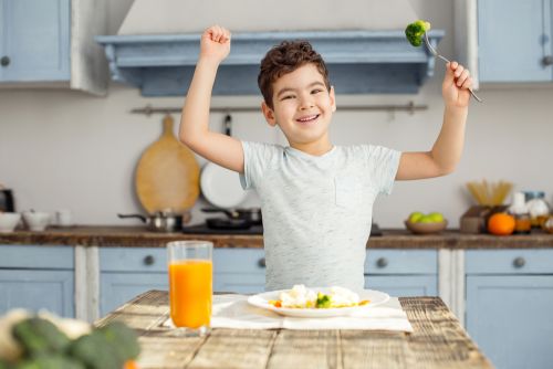 8 τρόποι να ενθαρρύνετε το παιδί σας να τρώει πιο υγιεινά