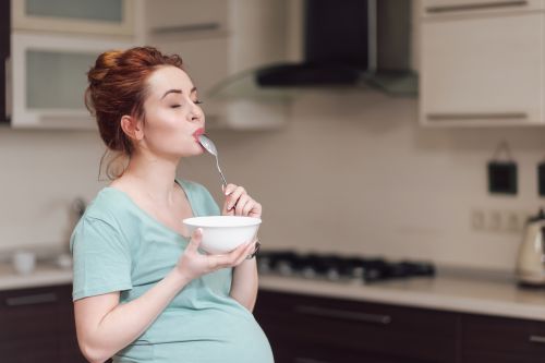 Εγκυμοσύνη: Αυτές είναι οι κορυφαίες τροφές που προλαμβάνουν τις ραγάδες