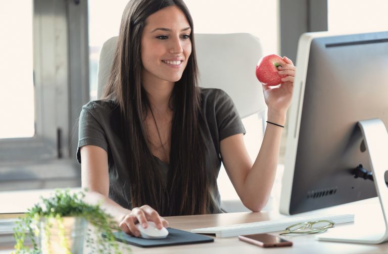 Έξυπνα tips για υγιεινή διατροφή στη δουλειά | vita.gr
