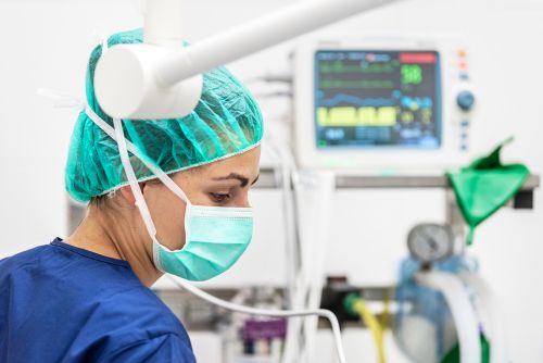Κορωνοϊός – Ποιοι ασθενείς παρουσιάζουν λιγότερες επιπλοκές στις χειρουργικές επεμβάσεις