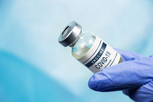 Εμβόλια κορωνοϊού – Ποιο είναι πιο αποτελεσματικό ανάλογα με την ηλικία