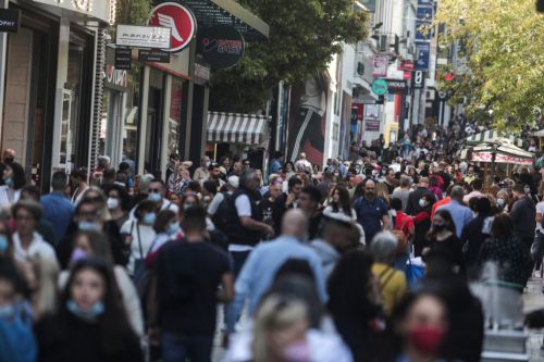 Κορωνοϊός – Χάος με τα κρούσματα στο κέντρο της Αθήνας