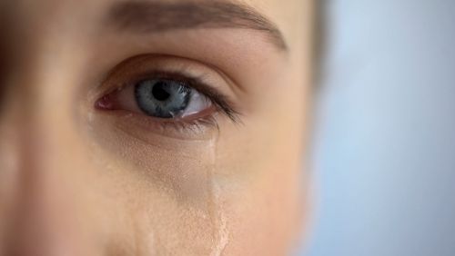 Δακρύζουν συνεχώς τα μάτια σας; – Δείτε 6 αιτίες που δεν υποψιάζεστε