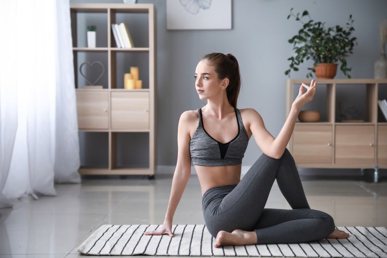 Εικοσάλεπτη yoga για ανακούφιση από το άγχος | vita.gr