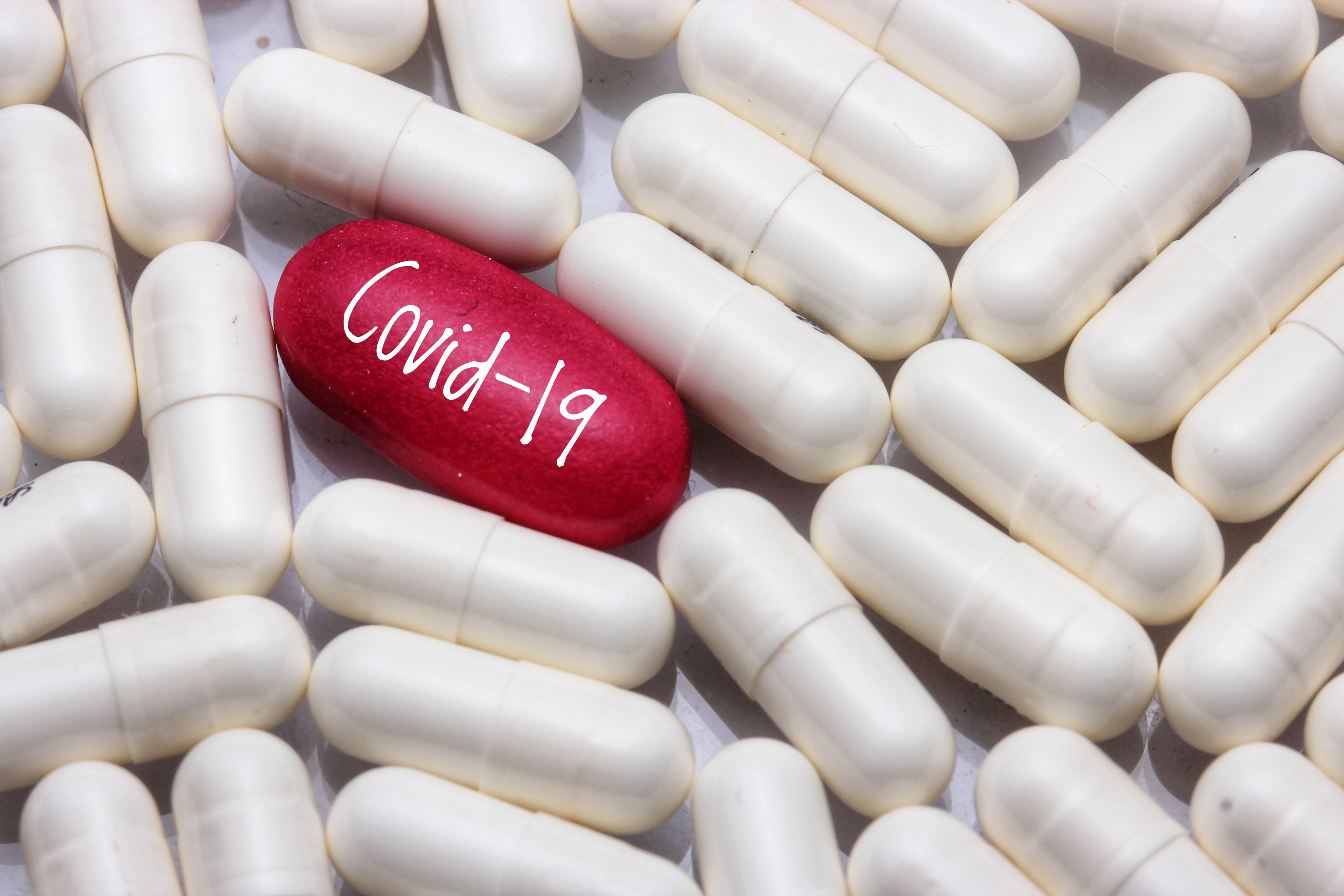 Κορωνοϊός – Τι γνωρίζουμε για τα δύο χάπια κατά του ιού