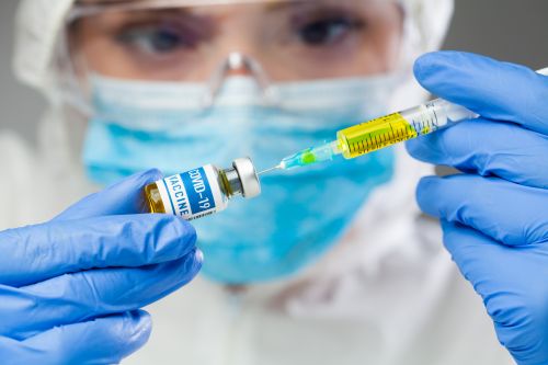 Τρίτη «αναμνηστική» δόση – Ποιοι πρέπει να την κάνουν, πότε, με ποιο εμβόλιο