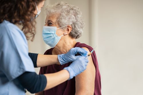 Κορωνοϊός – Κατά 47 φορές αυξάνεται ο κίνδυνος θανάτου για αυτήν την ηλικιακή ομάδα ανεμβολίαστων