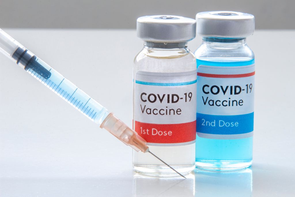 Κορωνοϊός - Πόσο πιθανή η επαναμόλυνση μετά τον εμβολιασμό;