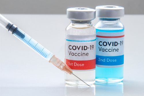 Κορωνοϊός – Πόσο πιθανή η επαναμόλυνση μετά τον εμβολιασμό;