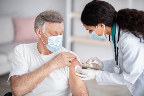 Υποχρεωτικός εμβολιασμός – Στο συρτάρι της κυβέρνησης πρόταση για την επέκτασή του