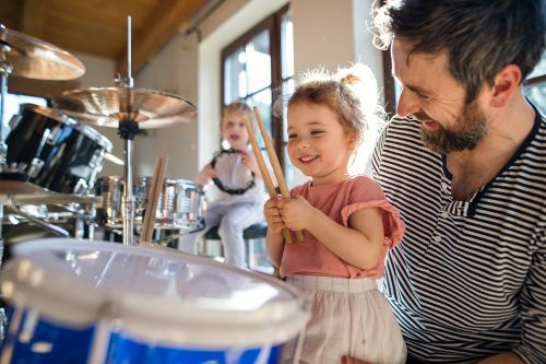 5+1 τρόποι να μεγαλώσετε παιδιά που αγαπούν τη μουσική