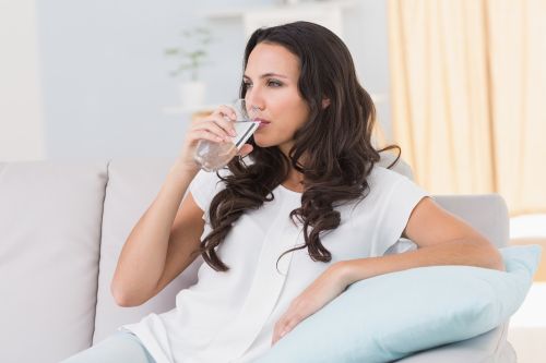 Τρίτη «αναμνηστική» δόση – Γιατί να πιείτε νερό πριν την κάνετε