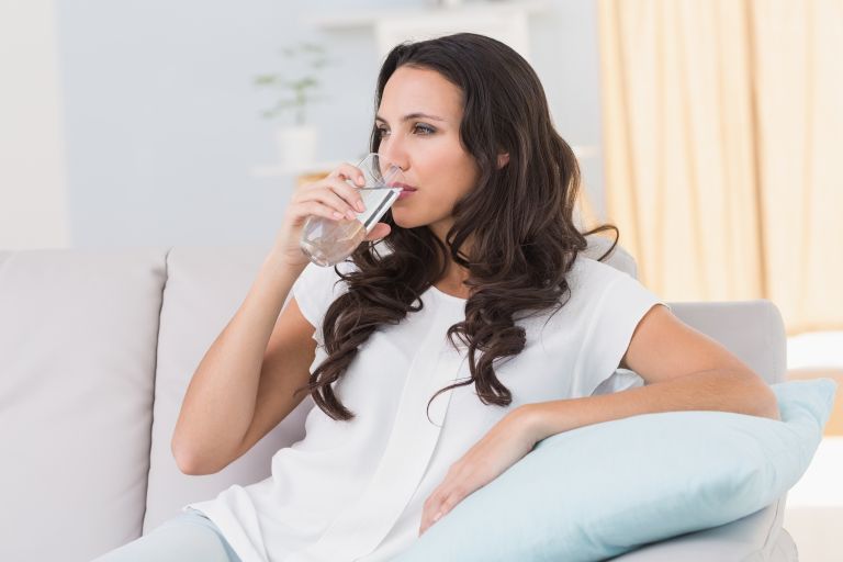 Τρίτη «αναμνηστική» δόση – Γιατί να πιείτε νερό πριν την κάνετε | vita.gr