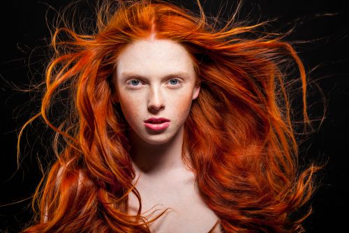 Bαμμένα κόκκινα μαλλιά: Το μυστικό για έντονο χρώμα