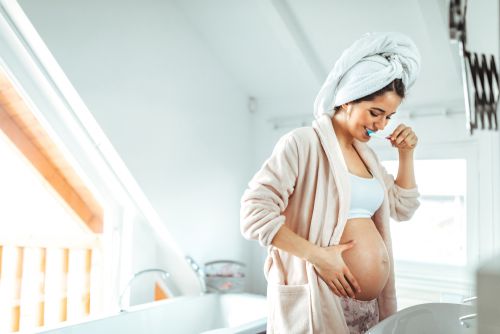 Κακοσμία στόματος στην εγκυμοσύνη – Πού οφείλεται και πώς θα την αποφύγετε