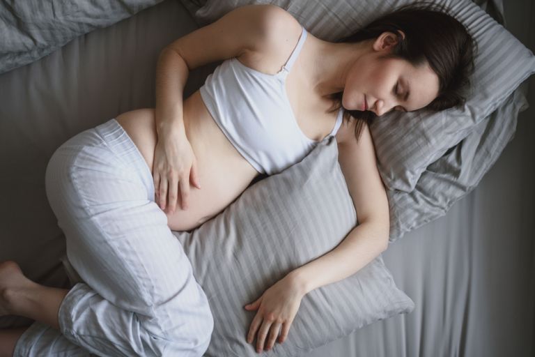 Είστε έγκυος; Κοιμηθείτε στην αριστερή σας πλευρά | vita.gr