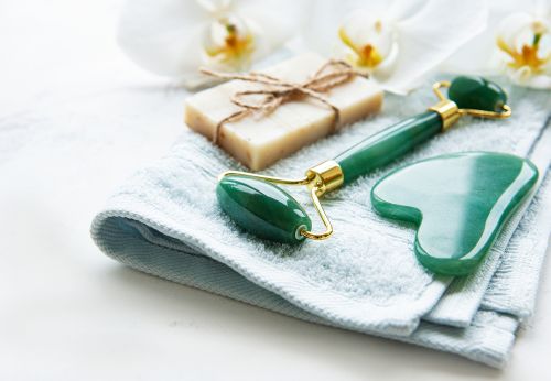 Jade roller και gua sha: Πώς τα χρησιμοποιούμε