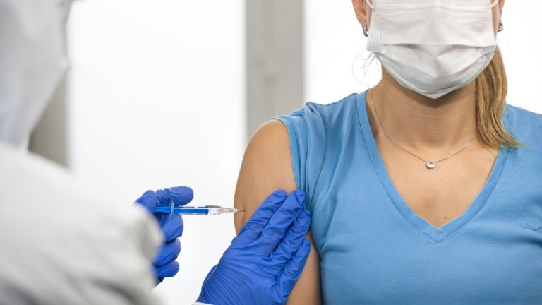 Κορωνοϊός – Τα αντισώματα αρχίζουν σχεδόν να εκμηδενίζονται μετά τον τέταρτο μήνα από τη δεύτερη δόση εμβολιασμού | vita.gr