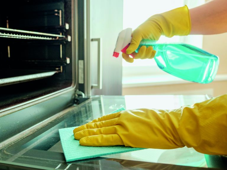 Πώς θα φτιάξετε φυσικό καθαριστικό φούρνου | vita.gr