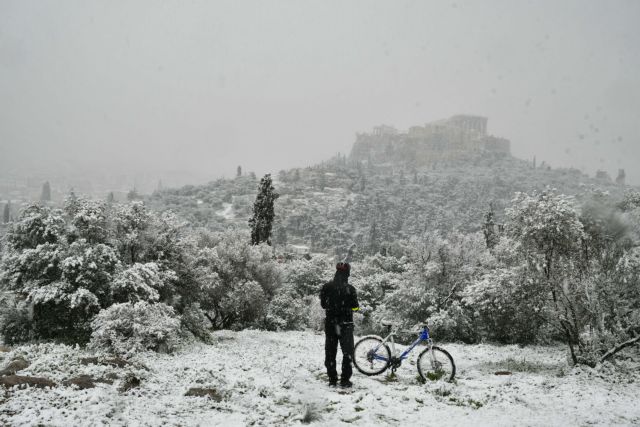 Η Ακρόπολη στα λευκά – Δείτε την viral φωτογραφία