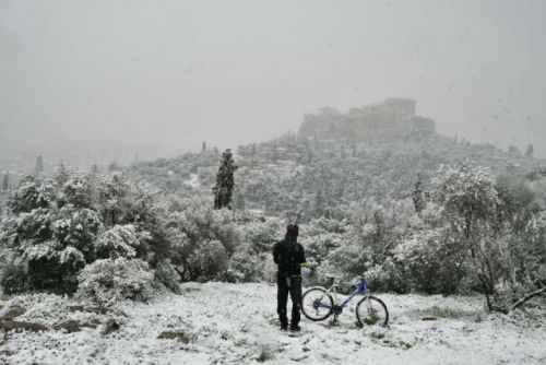 Αθήνα από… ψηλά: Η viral φωτογραφία της χιονισμένης πρωτεύουσας από το διάστημα