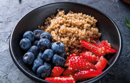 Healthy bowl: Κινόα με μύρτιλα και φράουλες