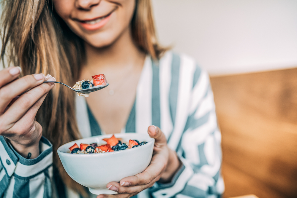 Breakfast time: Οι καλύτεροι συνδυασμοί τροφών για να «κάψετε» το λίπος στην κοιλιά