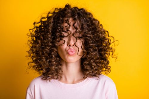 Σγουρά μαλλιά χωρίς φριζάρισμα: Αυτό είναι το μυστικό
