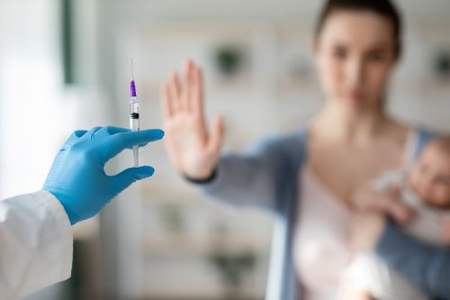 Παιδικά τραύματα: Πώς συνδέονται με την άρνηση για τα εμβόλια του κορωνοϊού