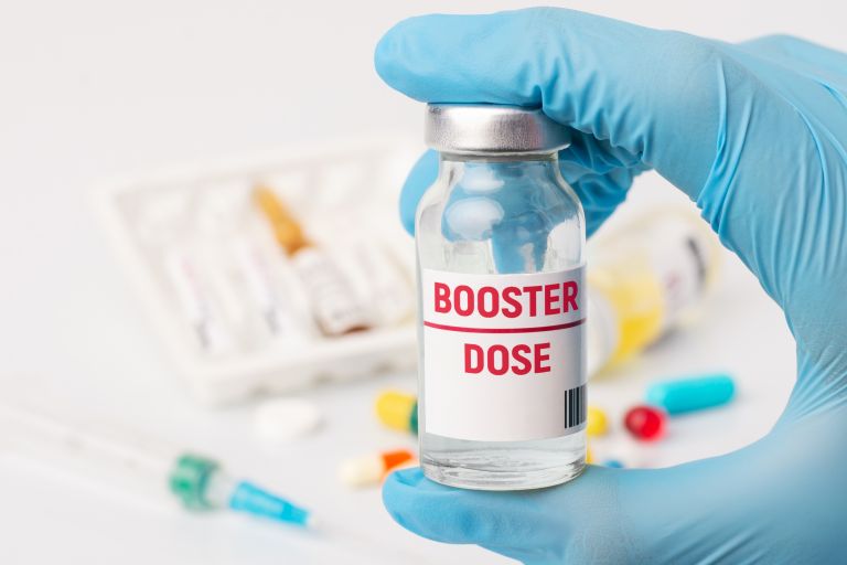 Όμικρον VS εμβολίου Pfizer: Πόσο προστατεύει η 4η δόση τους άνω των 60; | vita.gr
