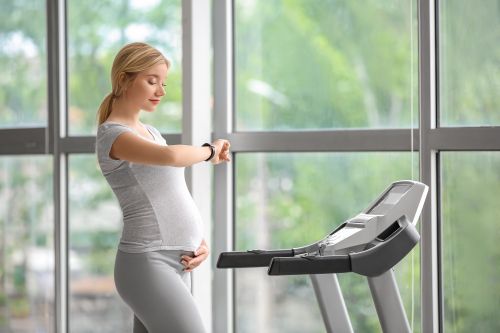 Pregnant & fit: Επιτρέπεται ο διάδρομος στην εγκυμοσύνη;