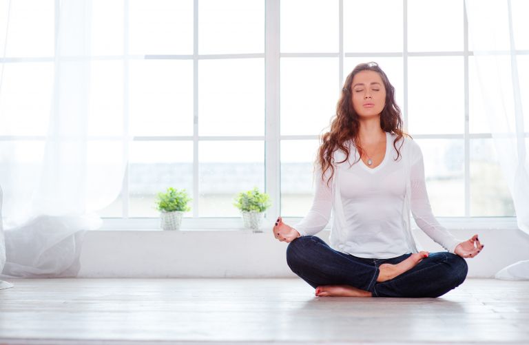 Θεραπευτική ρουτίνα yoga κατά του στρες | vita.gr