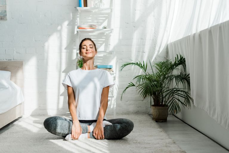 Πρωινή yoga και ξυπνάμε γεμάτοι ενέργεια | vita.gr