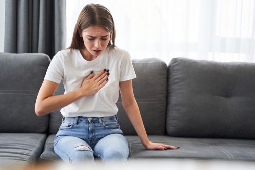 Έντονος πόνος στο στήθος από ακραίο άγχος: Πότε οφείλεται στην καρδιά