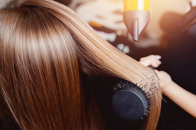 Blow out tutorial: Ίσια μαλλιά με πιστολάκι | vita.gr