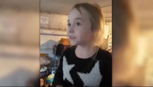 Ουκρανία: Κορίτσι τραγουδά το «Let It Go» για να εμψυχώσει τους ανθρώπους στο καταφύγιο