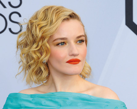 Julia Garner: Μας καθήλωσε στο «Inventing Anna»