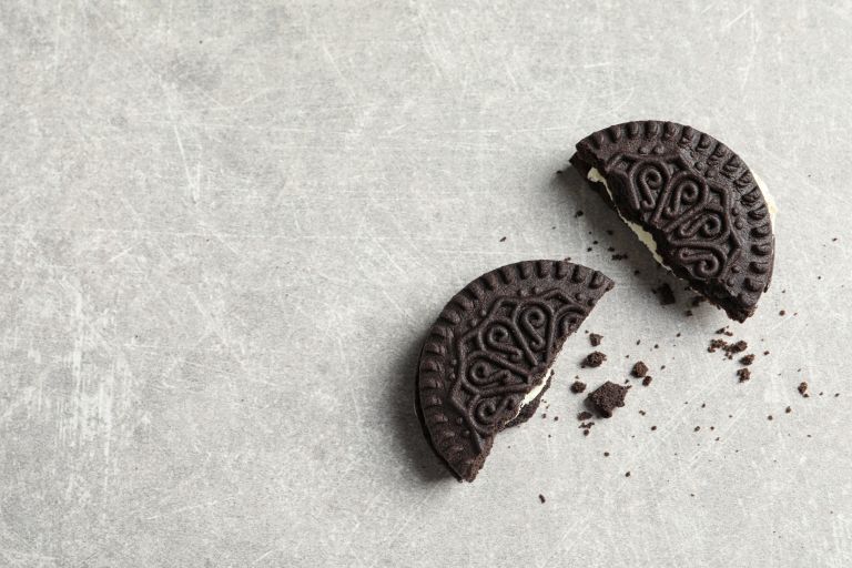 Γιατί η σοκολάτα μένει πάντα στη μια μεριά του μπισκότου; | vita.gr