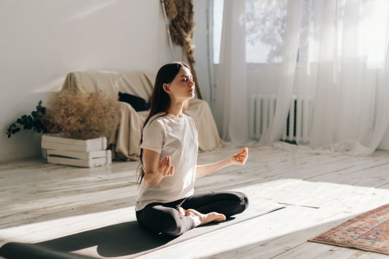 Πώς θα ξεκινήσετε yoga στο σπίτι | vita.gr
