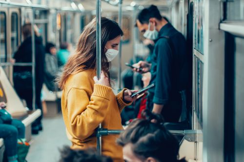 Αυστηρή σύσταση ΠΟΥ στην Ευρώπη: Επαναφέρετε τις μάσκες, αλλιώς…