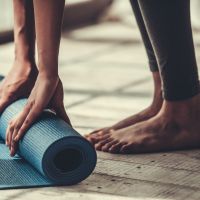 Ενόχληση στα γόνατα; Ασκήσεις yoga που ανακουφίζουν