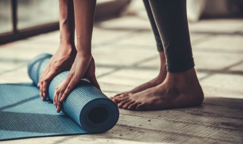 Ενόχληση στα γόνατα; Ασκήσεις yoga που ανακουφίζουν