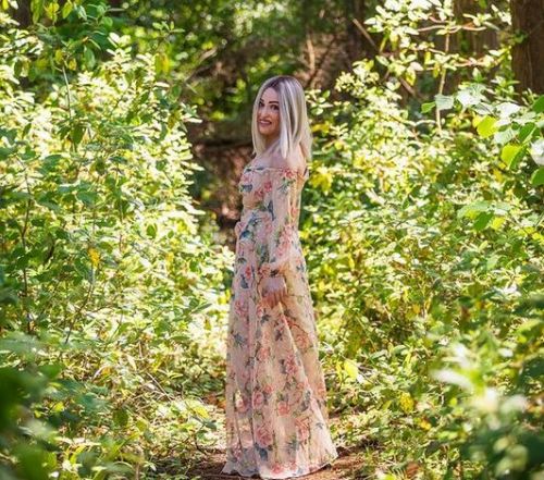Ιωάννα Παλιοσπύρου: Ποζάρει στο δάσος με maxi floral φόρεμα και χωρίς μάσκα