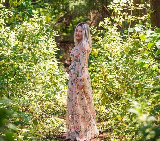 Ιωάννα Παλιοσπύρου: Ποζάρει στο δάσος με maxi floral φόρεμα και χωρίς μάσκα | vita.gr