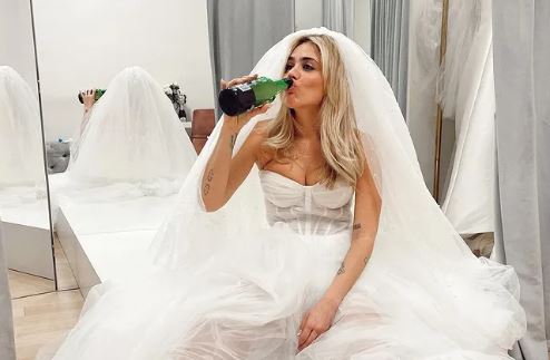 Κόνυ Μεταξά: «Παρτάρει» με τις φίλες της στη Σαντορίνη λίγο πριν το γάμο | vita.gr