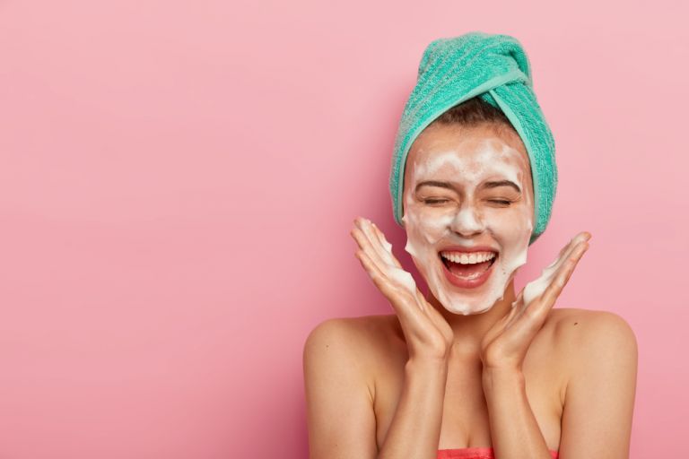 Πλένετε το πρόσωπό σας στο ντους; Οι απαράβατοι κανόνες… | vita.gr
